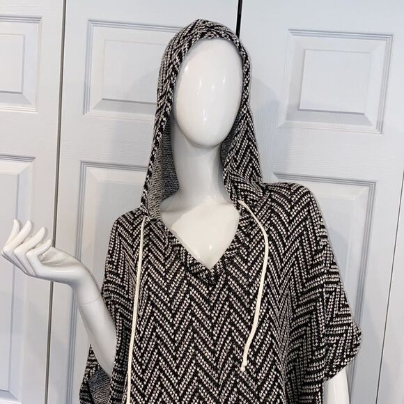 NEW VICTORIA SECRET PONCHO - Picture 6 of 6